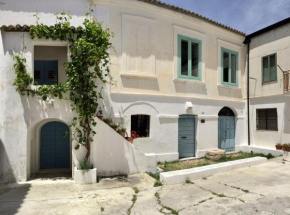 BORGO PETELIA, Casa Centro, Antica abitazione calabrese con giardino, ristrutturata